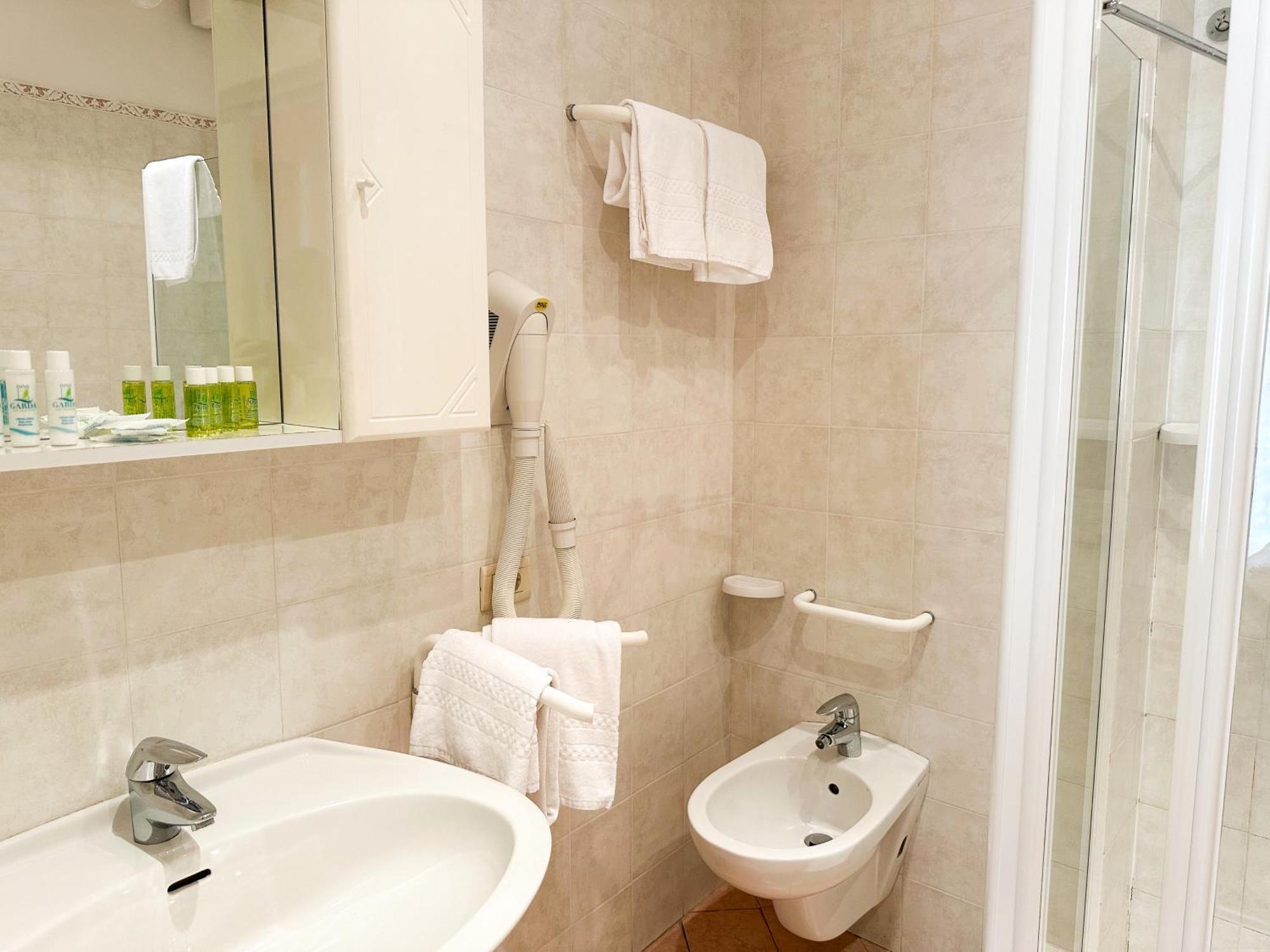 Hotel Bristol Рива-дель-Гарда Экстерьер фото
